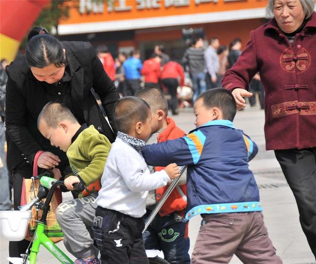 『超级宝妈』孩子打闹让人头疼?育儿专家:爱打闹的孩子更聪明,家长别管太紧