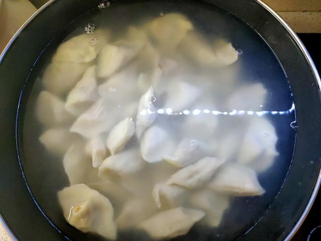 酸菜馅饺子这样调馅才好吃，味道正宗，酸香爽口，一次至少吃2盘