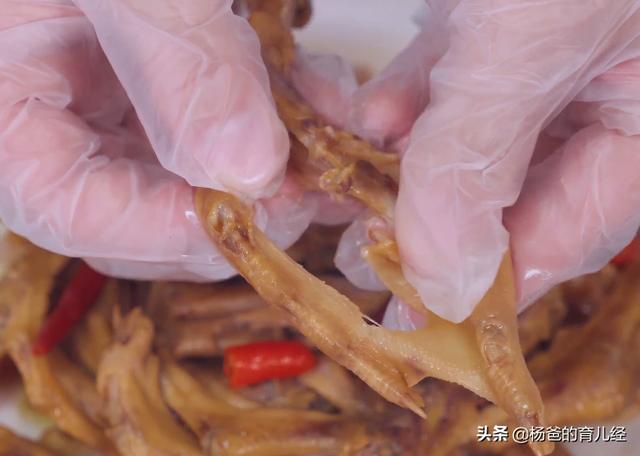 鲜香微辣的卤香鸭掌，简单2步就能吃，软烂解馋，孩子爱吃的美味