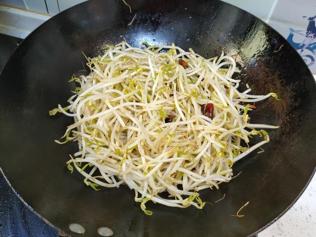 炒豆芽别只知道焯水，大厨教你一个妙招，豆芽不出水、脆爽又入味