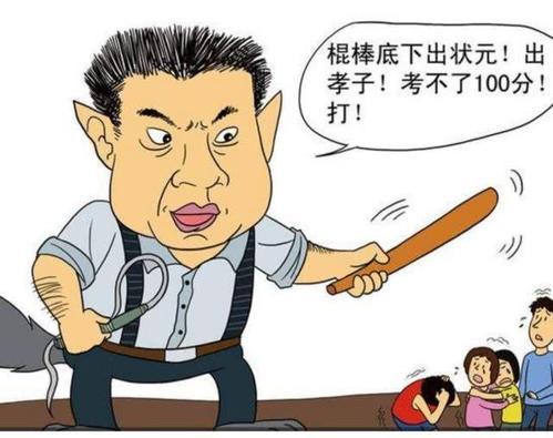 男孩忘带钥匙被逼爬10米阳台，高空崩溃大哭，妈妈反应让人心寒