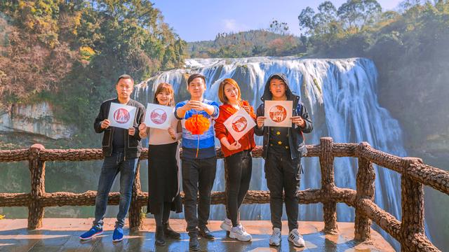 #玩乐足迹#景区打卡照别再扯丝巾了！这五种简单姿势让你回到18岁