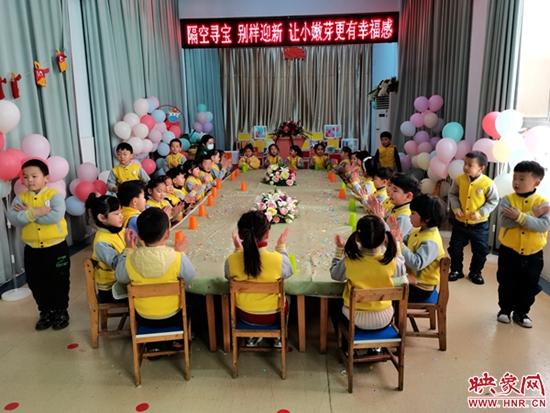 登封市直属第三幼儿园：萌娃寻宝，幸福迎新年