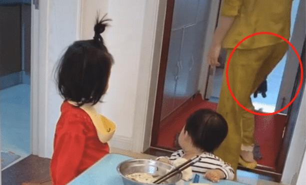 【超级宝妈】“好汉不吃眼前亏”?宝妈一招杀鸡给猴看,俩宝被吓得唯命是从
