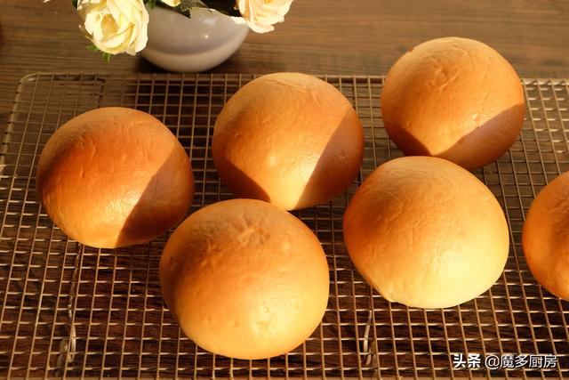 太香了，刚出炉的一盘大馒头，外焦里嫩，孩子们说比蒸的更好吃