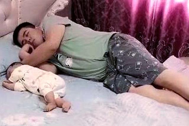 超级宝妈▲“慌张爸爸”意外走红，睡半道起来检查孩子，网友：娃还活着呢
