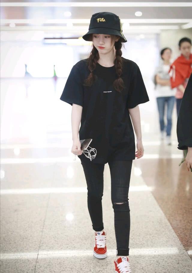 普拉达女王鞠婧祎穿白衬衫配背带裤，才知道啥叫“初恋”，女孩看了也喜欢啊