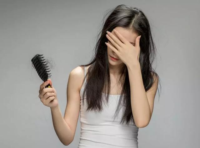 你的育儿经|生完孩子后，狂掉头发？做到这几点，不怕掉秃头