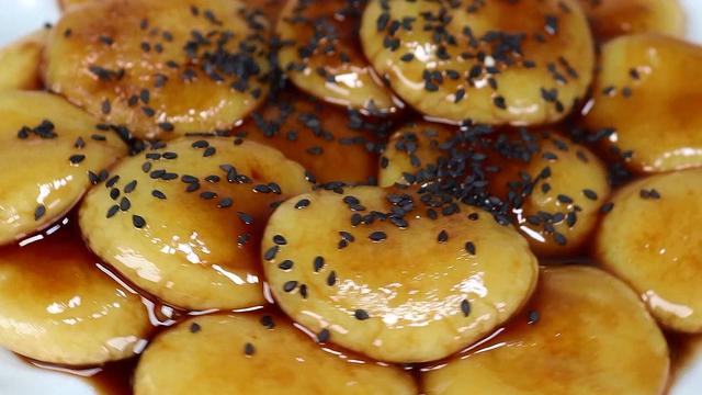 天冷了，土豆别再炒着吃，试试这样做，孩子三天不吃就馋了，真香