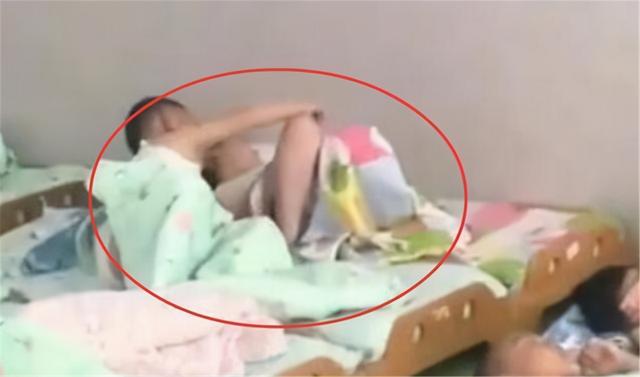 幼儿园监控画面晒出，家长惊奇不已：老师不懂男女有别吗？