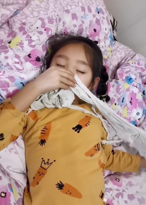 【超级宝妈】被闺女“盘”7年的衣服火了，烂成渣也不扔，每晚闻着才能睡安心