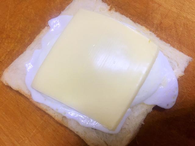 吐司新吃法，加入火腿和鸡蛋，轻松搞定营养早餐