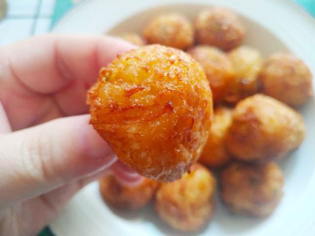 炸萝卜丸子，用淀粉还是面粉？都不对，教你1个技巧，酥脆不回软