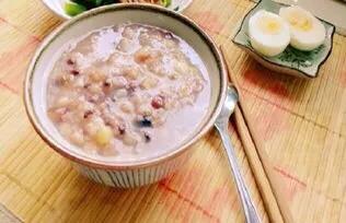 超级宝妈|金牌月嫂的30天月子早餐：杂粮煮粥吃，产后长肉？不存在的！
