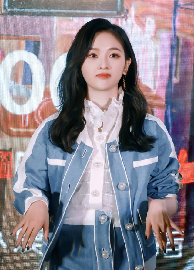 最时尚娃娃领穿搭来袭，谭松韵穿起来就像个洋娃娃，鞠婧祎却更胜一筹