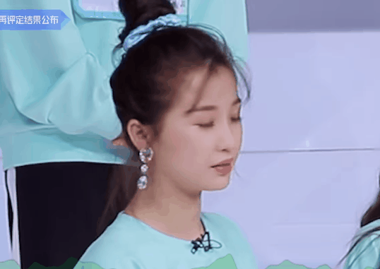 一样是晋级失败,虞书欣自己难过,眼里却装着别人,瞬间
