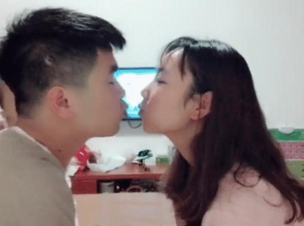 你的育儿经：父母当着娃的面玩亲亲，宝宝用实力诠释什么叫地位