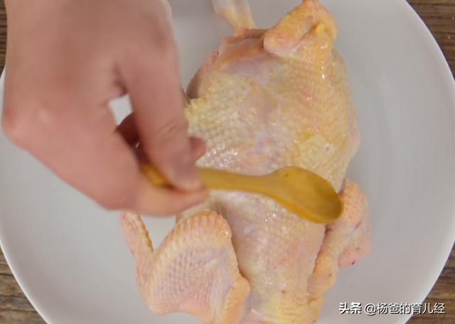 盐焗鸡这样做还是第一次见，软嫩营养，鲜香味美，家中孩子特爱吃