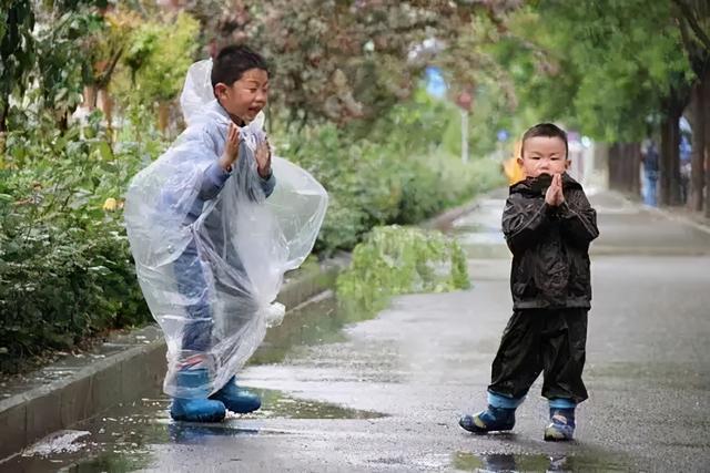 “超硬核爷爷”火了，遛娃途中遭遇大雨，不慌不忙撑起2米高大伞