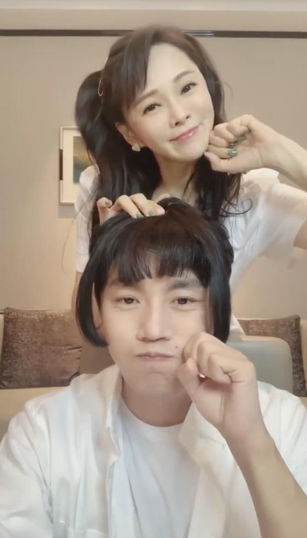 樱桃奶球|秦昊直播，伊能静为他戴各种假发，两人摆同款pose，甜撒狗粮