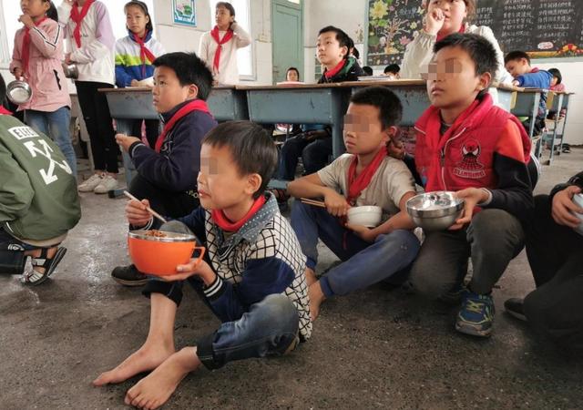 「你的育儿经」还在认为孩子“光脚”走路会感冒？对身体不好？看儿科医生怎么说