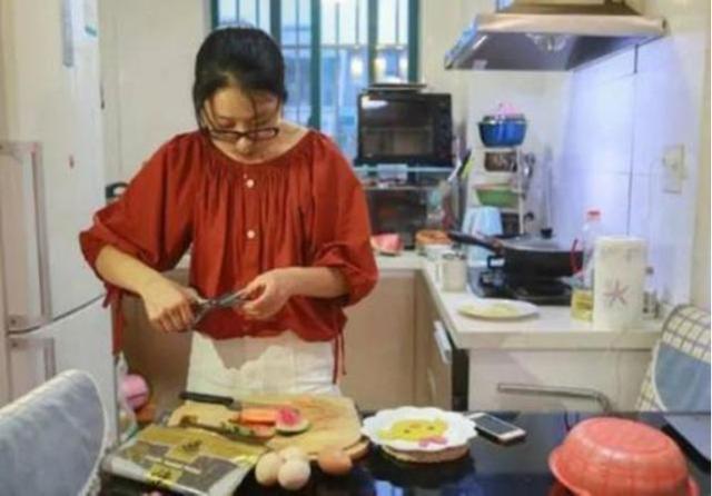 你的育儿经|23岁孕妈“产妇餐”火了，没人伺候只能自己下厨，网友：不心疼