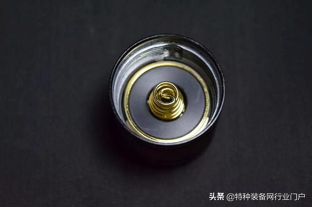 成为港警速龙小队指定装备，这款XT21X战术手电强在哪？