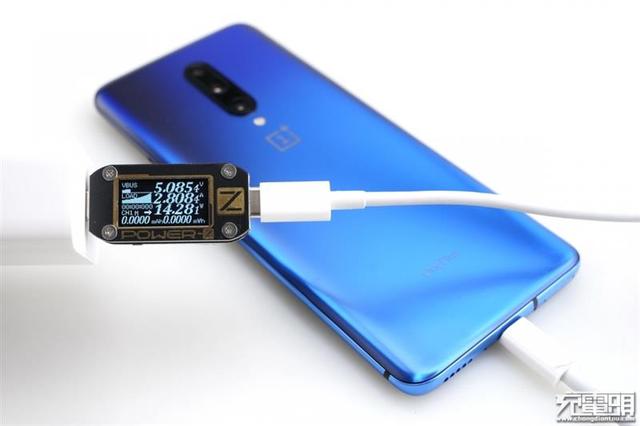 #环球网#体积缩减27% 小米65W PD充电器评测