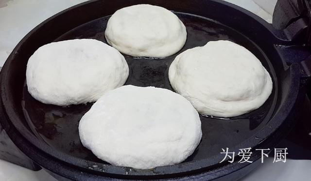 我家烧饼就爱这样做，锅里烙一烙，个个柔软劲道，比吃南瓜饼还香