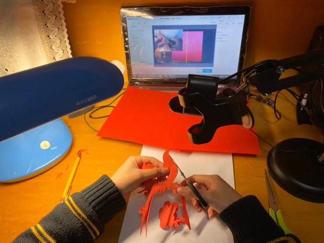 『环球网』“直播网红”老师不易当 智慧校园该如何落地？