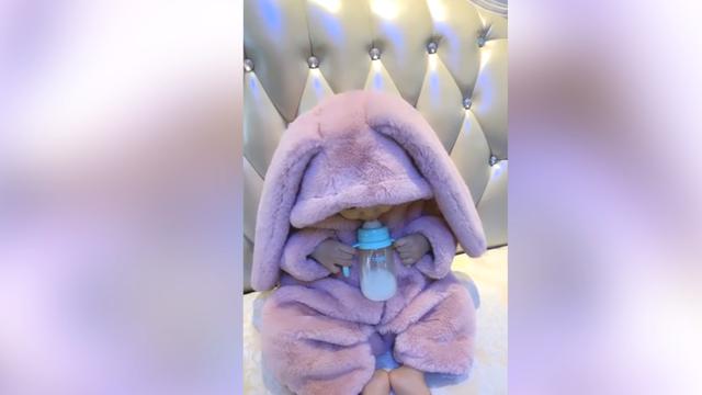 「你的育儿经」宝宝喝奶的样子有点忧愁，这样窝在沙发上喝奶的样子，也很可爱