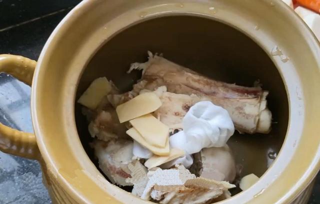 广东人爱喝的牛骨头汤，高钙高蛋白质，美容养颜，增强免疫力