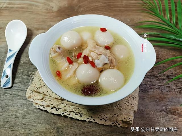 鸡汤芋圆，芋圆无馅无糖，软糯Q弹，一碗下肚暖胃暖身