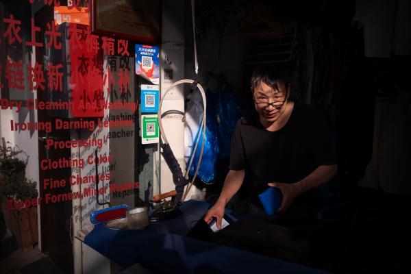 永康|听网红爷叔侃咖啡经、喝张文宏点赞的特调……荡荡这条上海小马路，百味杂陈