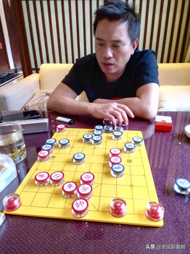 大师下两盘揭棋一盘象棋(车轮战)两胜一和,和党斐大师和棋(1vs8盲棋)