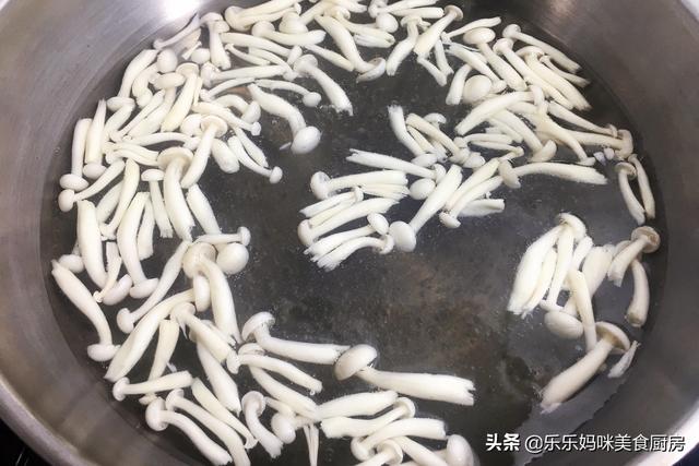 入冬后记得给家人吃这道菜，5种食材巧搭配，营养美味，老少皆宜