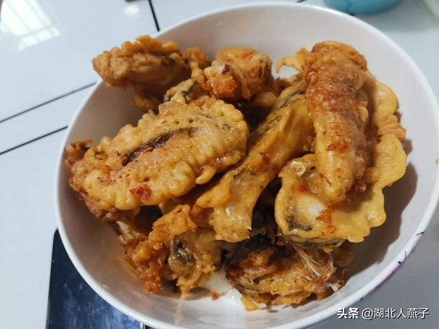 炸鱼块裹淀粉还是裹面粉？炸鱼块这样做金黄酥脆，鱼肉非常嫩