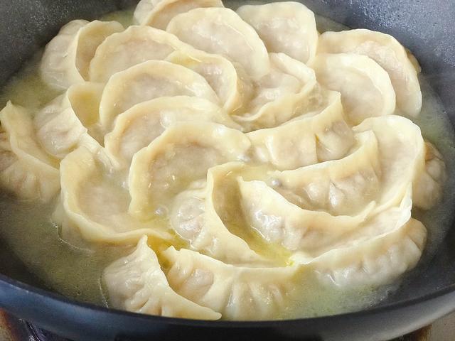 好吃不如饺子，朴素的猪肉白菜煎饺，酥脆鲜香，带给你家的味道