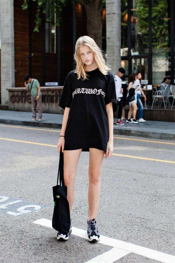 普拉达女王胖女人穿T恤谨记“3不要”,显臃肿还没品味,再贵的衣服也廉价