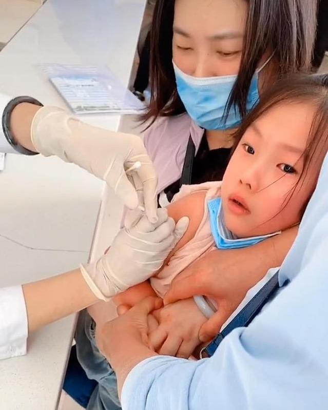 你的育儿经|女儿打针前哭天喊地，扎进去的那一刻“瞬间安静”，网友：同款娃