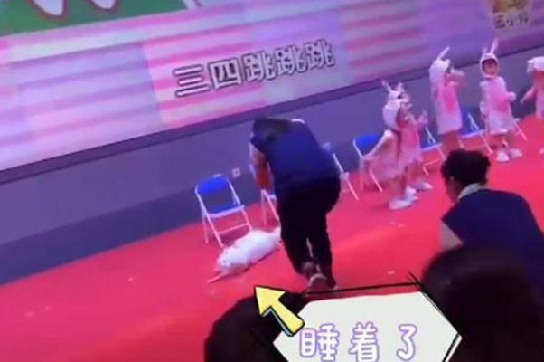 你的育儿经|正在表演舞蹈节目，贪睡宝宝倒地“秒睡着”，网友笑翻：被迫营业