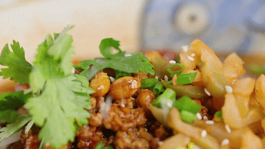 3分钟就能学会，欲罢不能的酸辣粉，秒杀街边小吃店