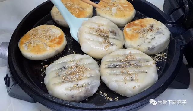 烧饼这做法才简单，加半碗芝麻，比买的还好吃，咬一口就香酥掉渣