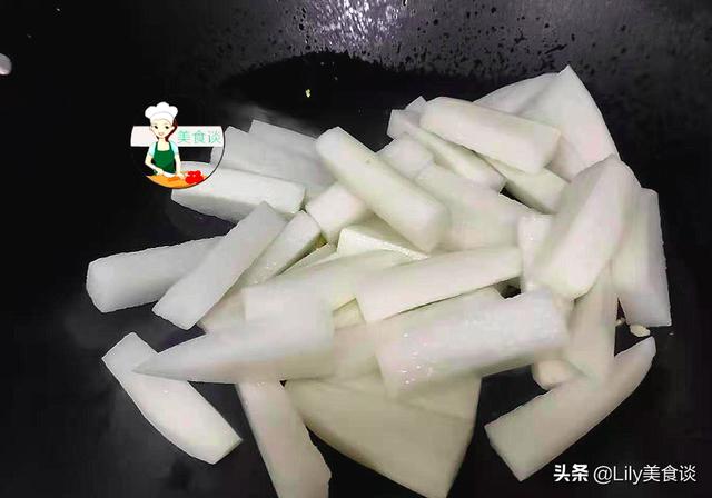 冬天，最馋萝卜此做法，鲜甜又营养，家人爱吃，应季而食温暖过冬