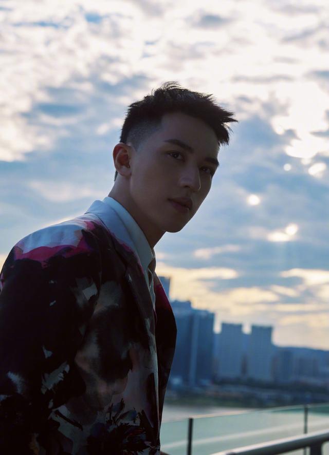 环球网|许魏洲身着印花西服 佩戴墨镜造型炫酷