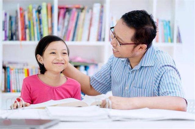 【你的育儿经】对孩子吝啬“夸赞”,影响亲子之间的关系,家长需了解赫洛克效应