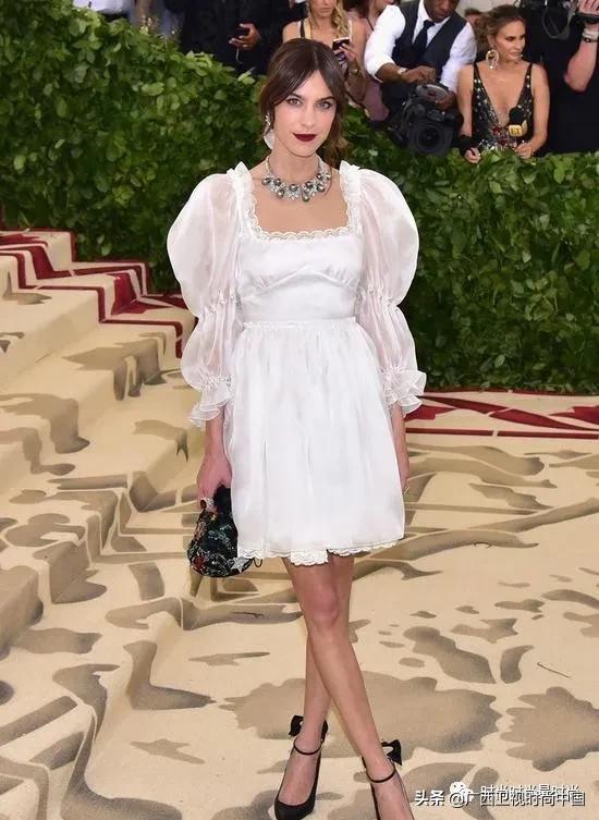 第五大道注意到这个小细节~你与时尚就是一“袖”之隔的距离