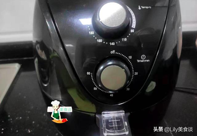 鱼头芋头煲此做法，鲜美滋补，营养高热量足，冷天吃它暖胃又暖身