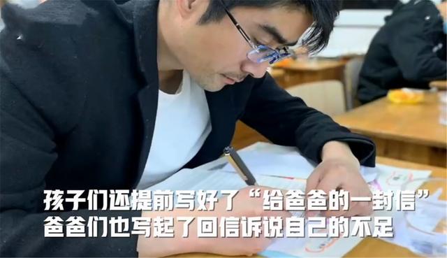 小学家长会只让爸爸参加，找座位全靠猜，一进教室爸爸们都蒙了