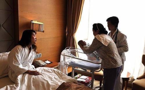 你的育儿经@27岁产妇剩下龙凤胎后，刚准备缝合却忙喊“停下”，医生当场愣住
